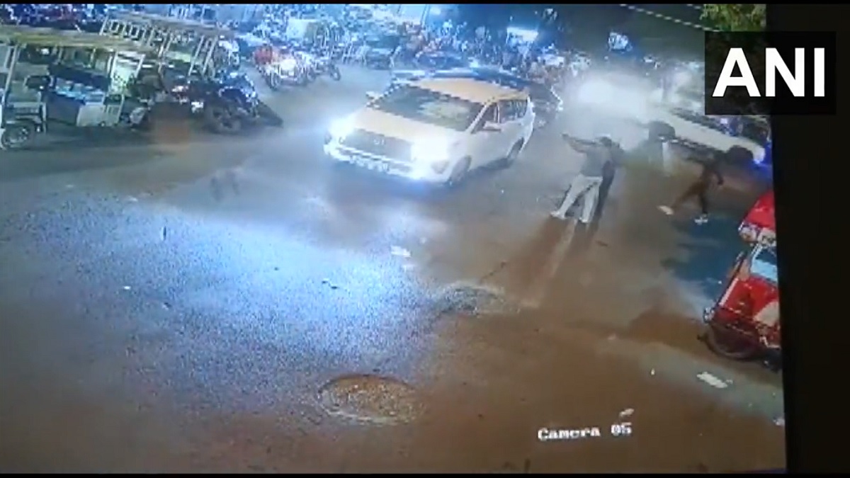 Delhi: Caught on cam | Armed assailants open fire in full public view