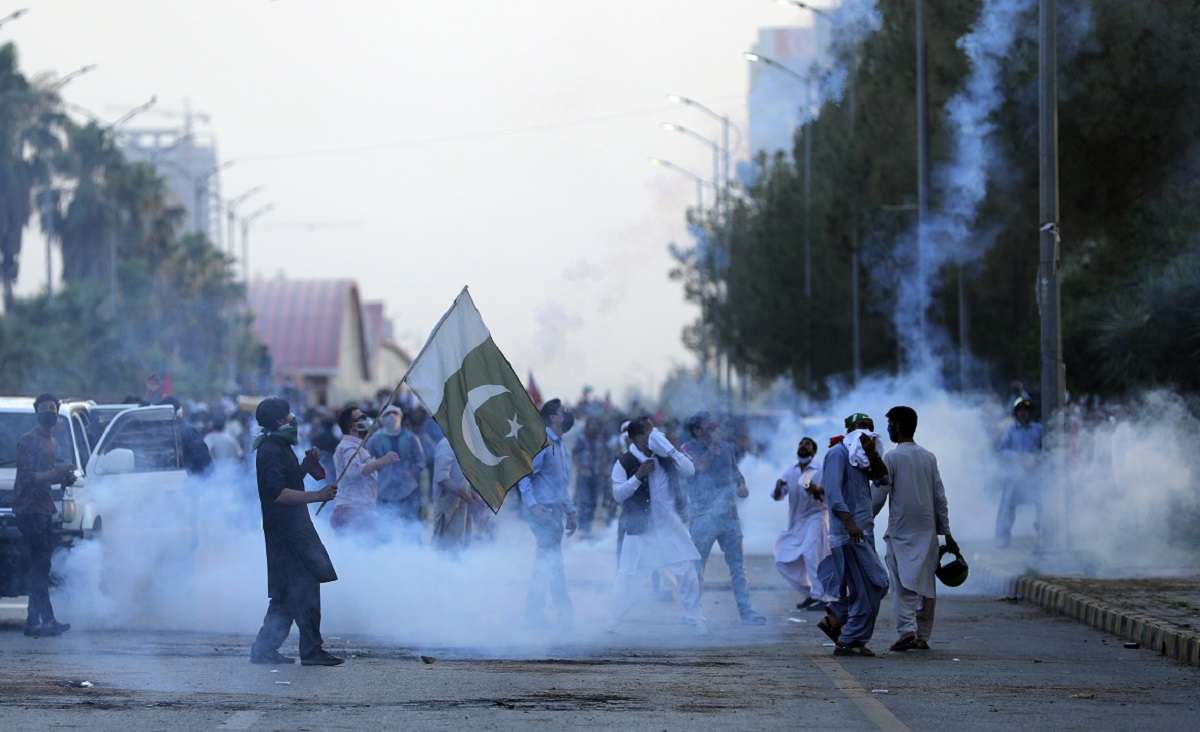 Major chaos in Pakistan as Imran Khan's Azadi March enters Islamabad; tear gas fired, army called in