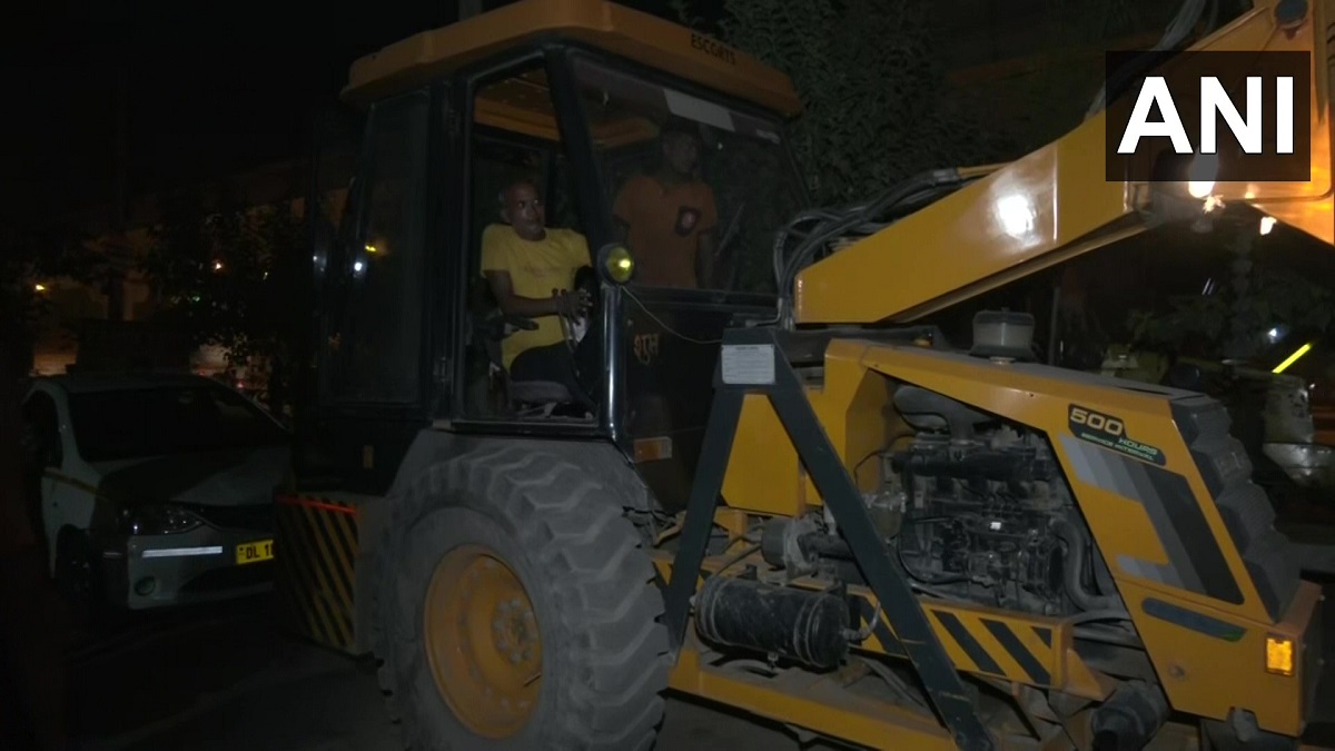 Crane driver proves saviour for over 50 people during Mundka fire incident in West Delhi.&nbsp;