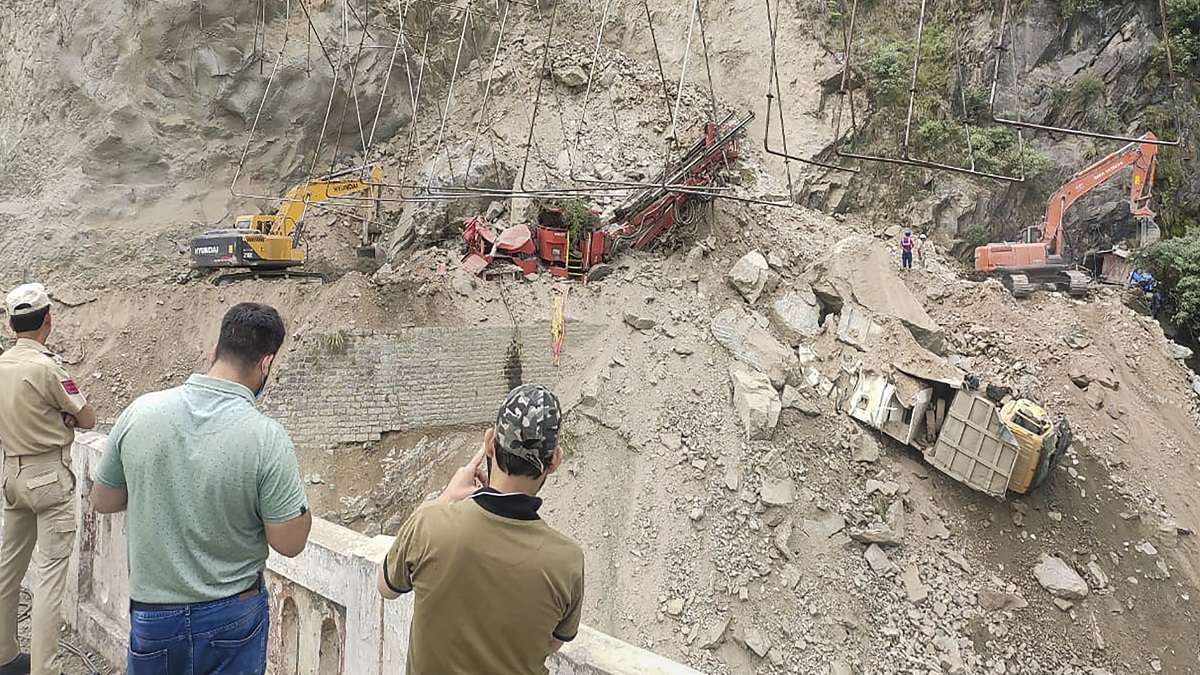 Jammu tunnel collapse: Mountain crashes amid rescue operations | Watch ...