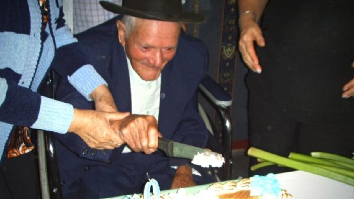 World oldest man Juan Vicente Perez's secret to long life Work hard