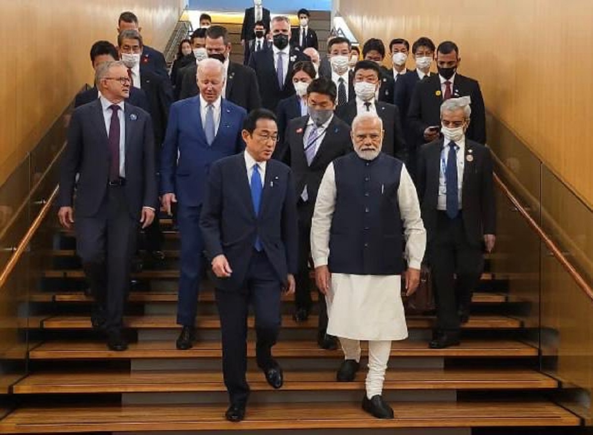 PM Modi holding his own umbrella ahead of monsoon session sparks naamdar vs  kaamdar debate