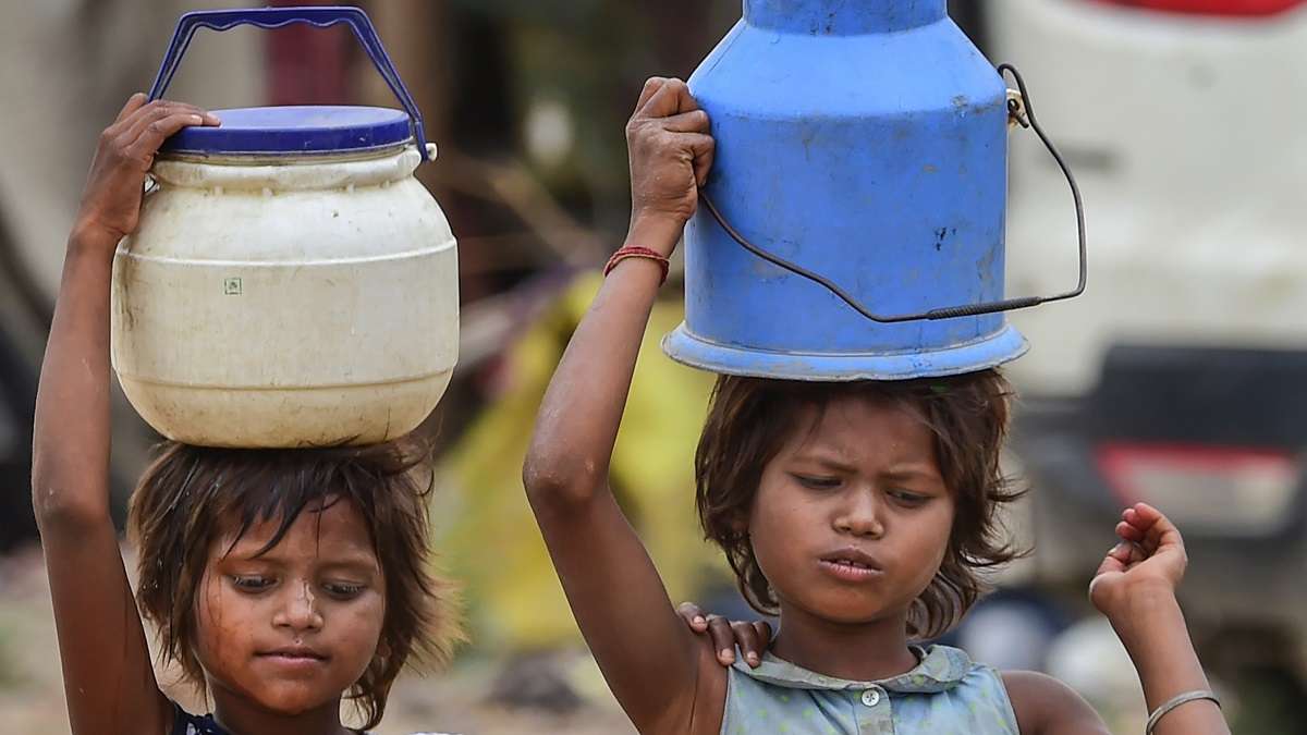 As water crisis deepens in Delhi, people chain cans as they collect water from tanks | VIDEO