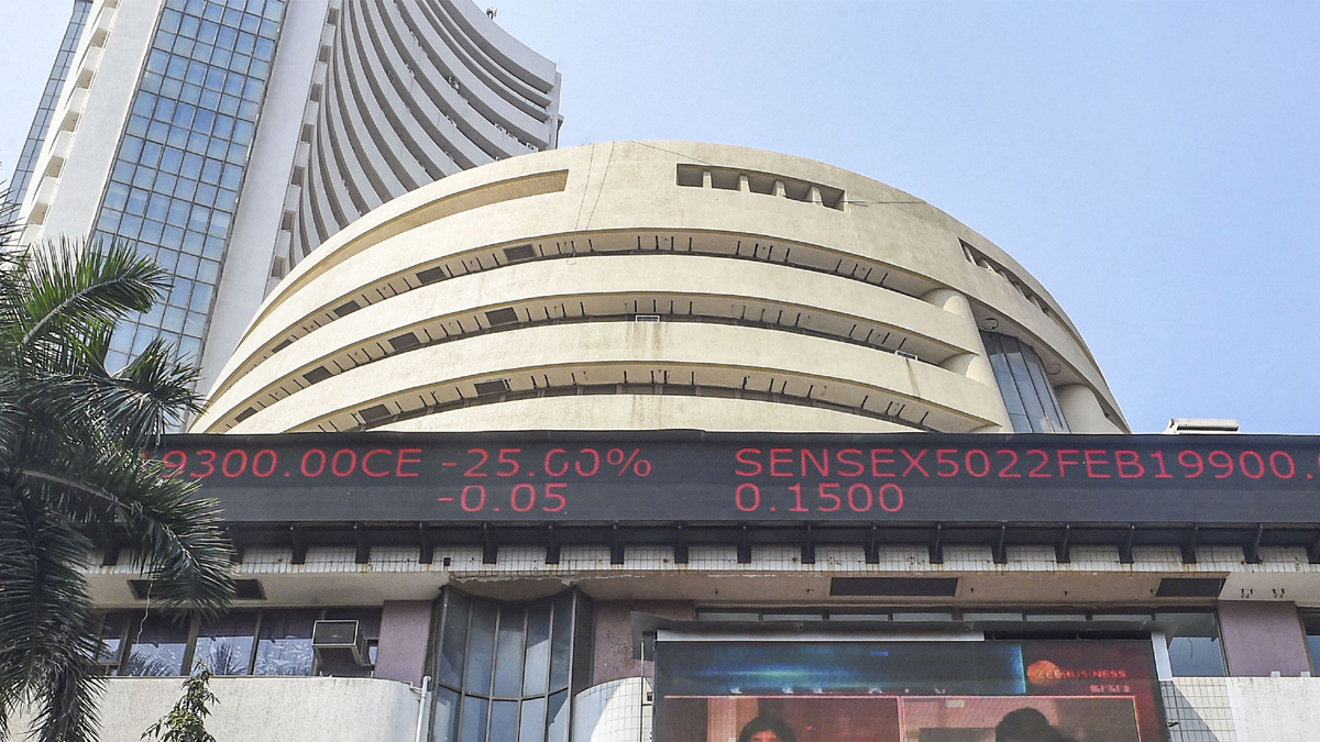 Sensex Falls 800 Points Nifty Below 16 000 On Weak Global Cues India Tv