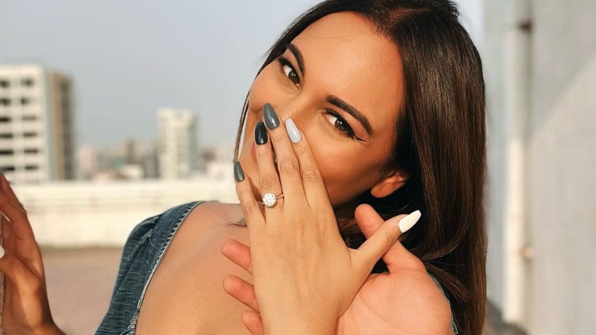 Sonakshi Sinha engaged? Actress flaunts flashy ring amidst wedding rumours.  BTW whose hand is that? | Celebrities News â€“ India TV