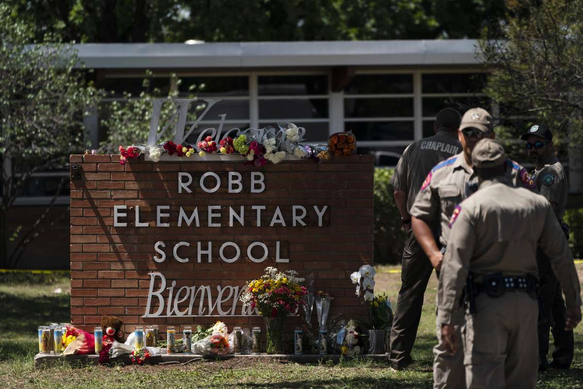 Texas: 18-year-old gunman warned online he was going to shoot up school