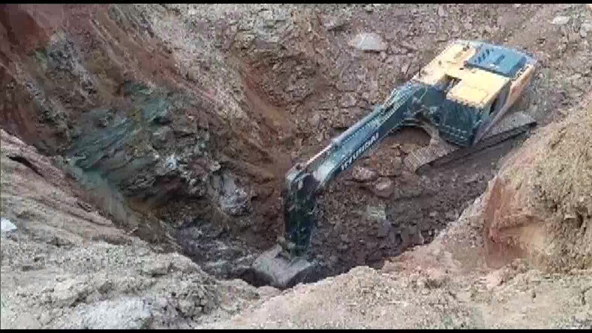 Chhattisgarh: Rescue operation continues to save 10-year-old boy trapped in borewell.&nbsp;