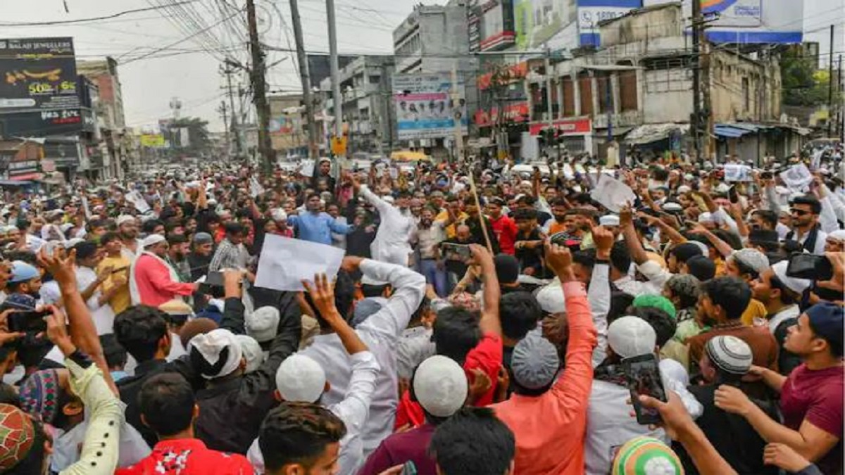 People shout slogans during protests against controversial remarks made by Nupur Sharma about Prophet Muhammad in Ranchi