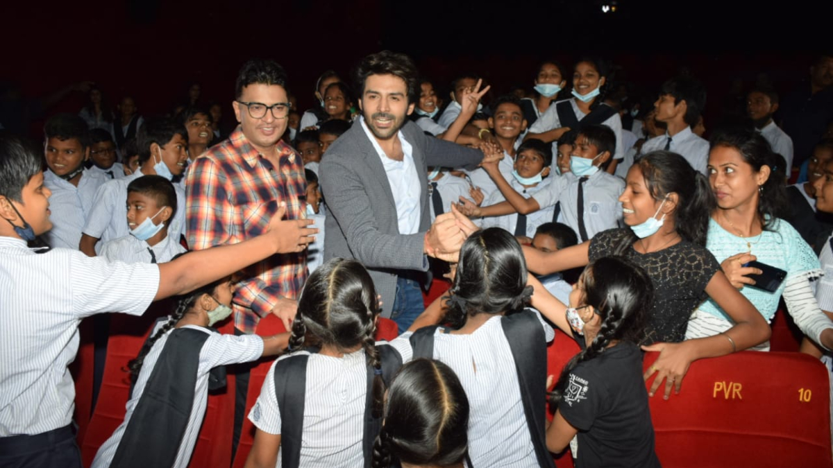 Kartik Aaryan celebrates Bhool Bhulaiyaa 2 box office success by doing dance hook step with kids | WATCH