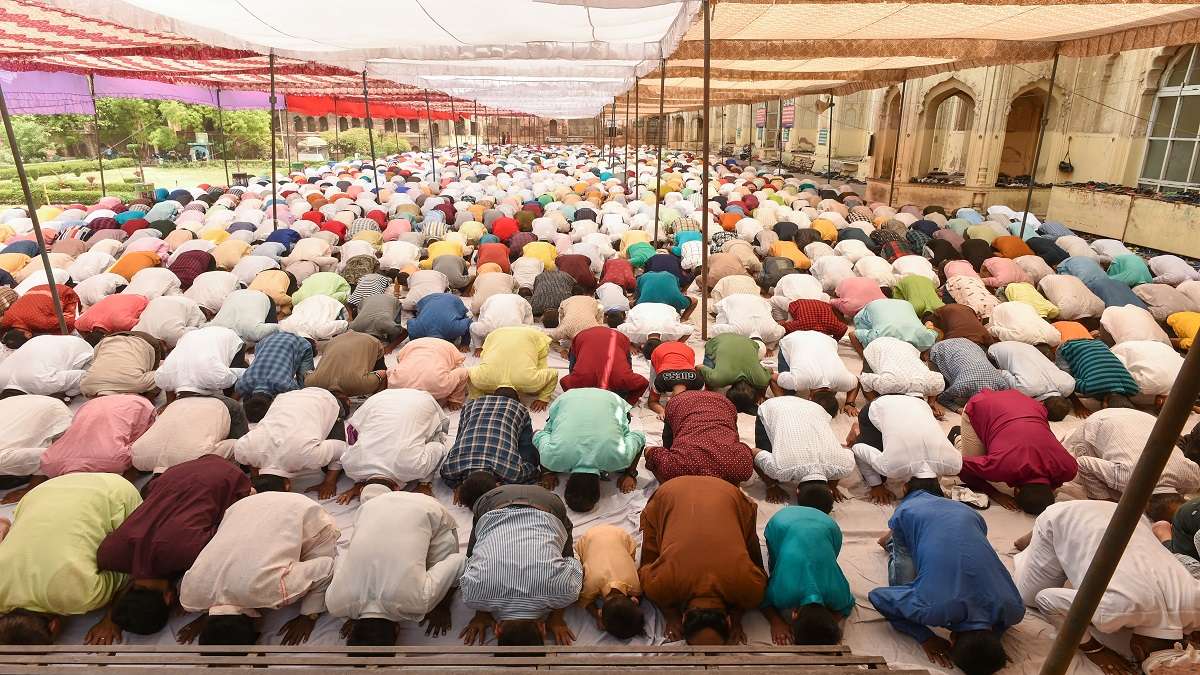 Aligarh: Professor sent on leave after right-wing leaders object to him offering namaz in college lawns.&nbsp;