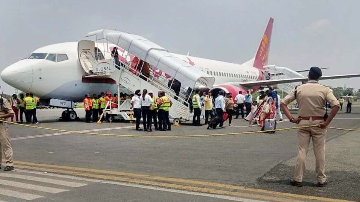 Spicejet Says Proud Of Our Pilots Day After Plane Makes Emergency Landing With Single Engine 