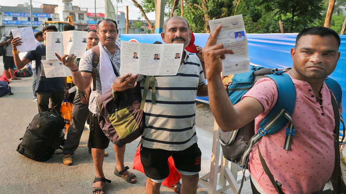 Amarnath Yatra: J&K LG Manoj Sinha flags off 1st batch of pilgrims from Jammu base camp