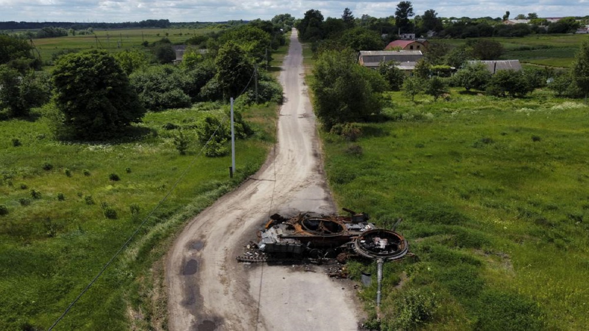 A ruined tank remains on a road in Lypivka, on the outskirts of Kyiv, Ukraine, Tuesday, June 14, 2022. Russia&rsquo;s invasion of Ukraine is spreading a deadly litter of mines, bombs and other explosive devices that will endanger civilian lives and limbs long after the fighting stops.&nbsp;
&nbsp;