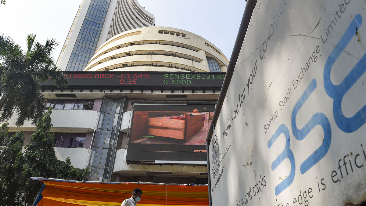 Sensex Crashes Over 1000 Points Nifty Below 15400 As Bears Tighten Grip Metal Stocks Drag 5180