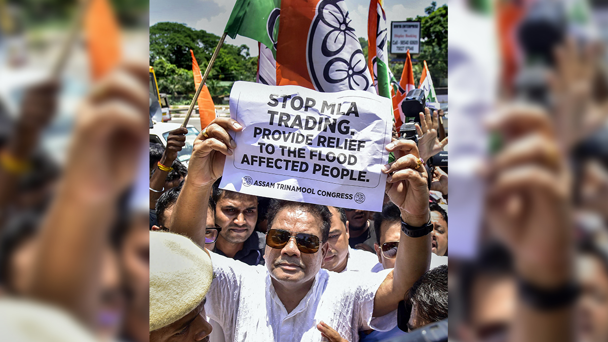 TMC workers protest outside Guwahati hotel housing rebel Shiv Sena MLAs