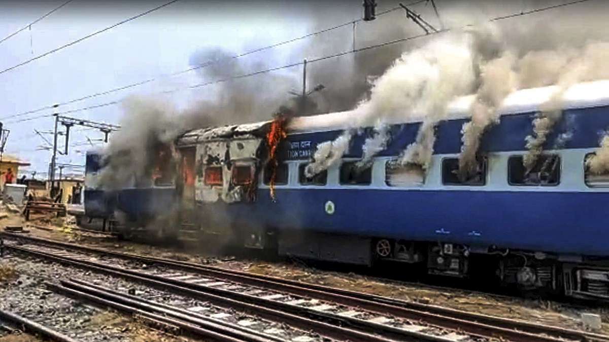 Agnipath scheme protest Highlights | 5 trains targeted by students in Bihar; BJP office set on fire in Nawada