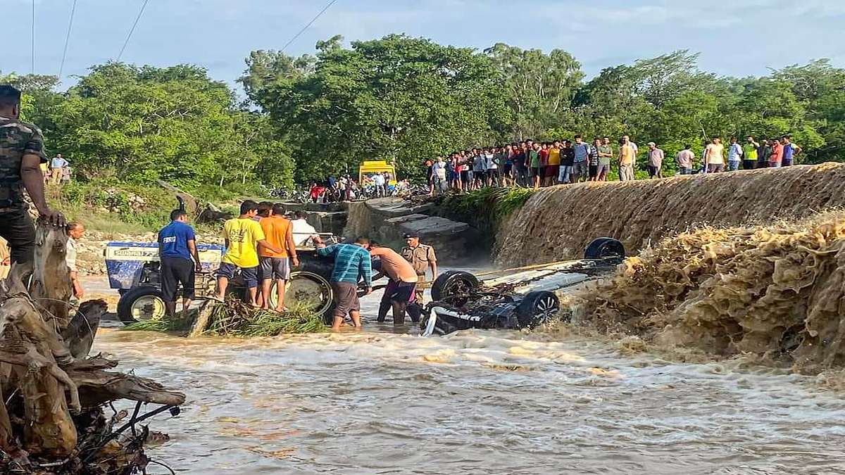 Uttarakhand: Tourists' car washed away in Ramnagar, 9 dead | WATCH