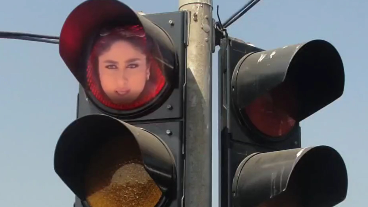 Video: Kareena Kapoor's 'Poo' comes to the rescue of Delhi Police to stop people from jumping red lights