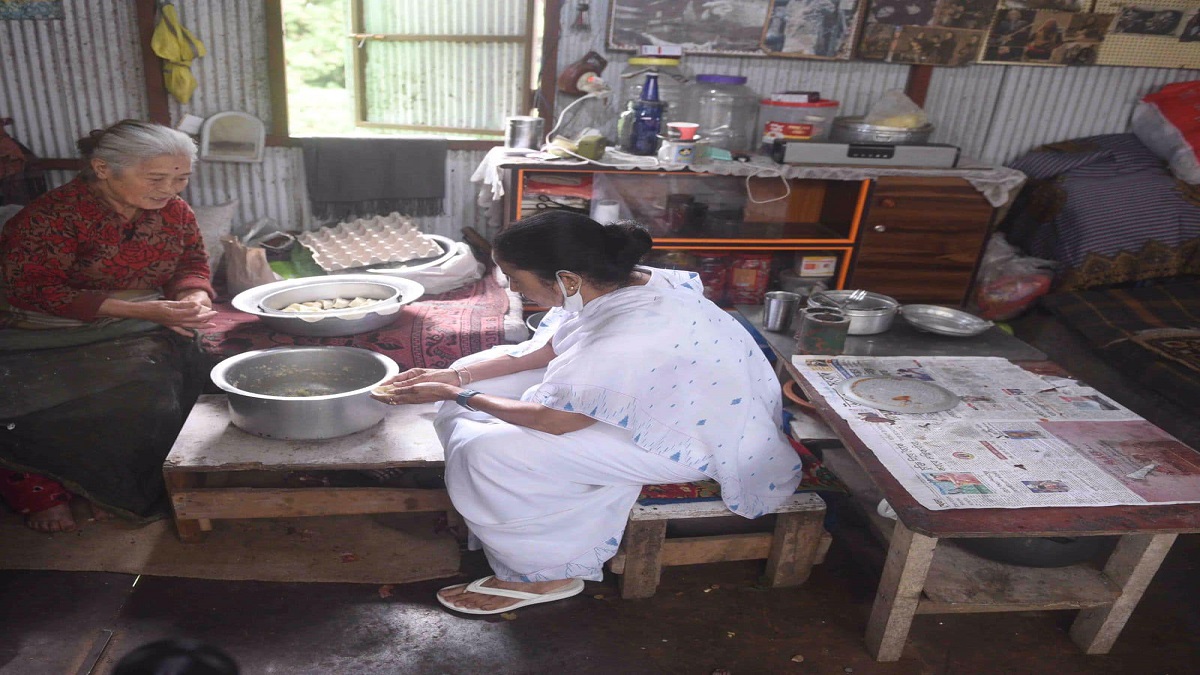 Bengal CM Mamata Banerjee tries her hand at making momos in Darjeeling | Watch