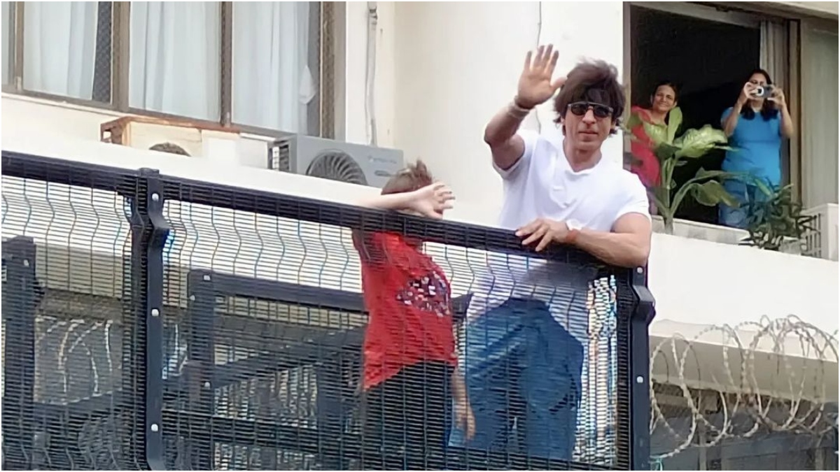 Shah Rukh Khan and AbRam greet fans at Mannat on Bakrid, pics go viral |  Celebrities News – India TV