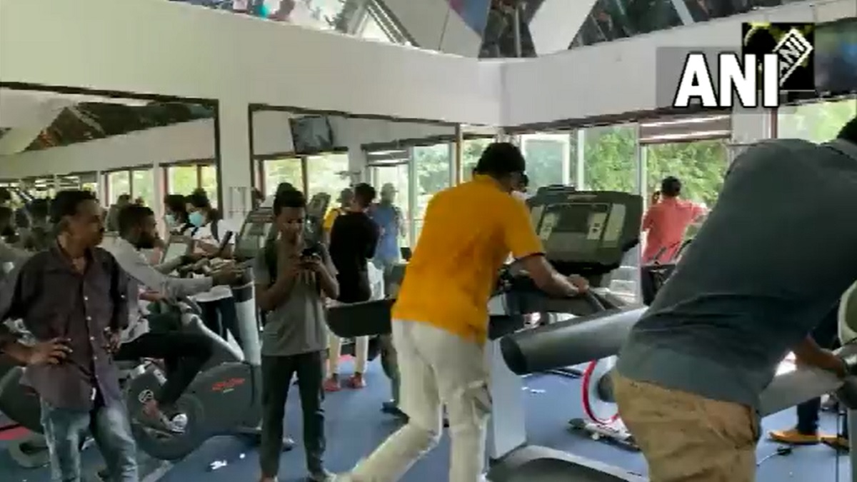 Sri Lankan protestors start cooking in PM's house, hit the gym at President's house | Watch