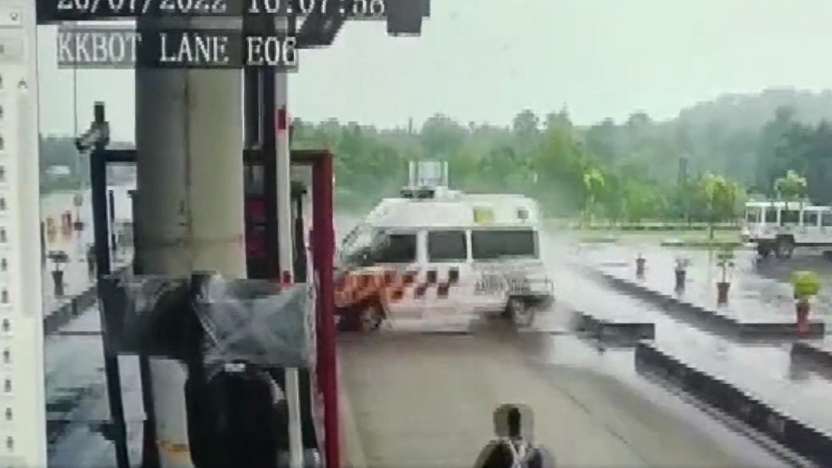 Shocking! Ambulance loses control, crashes into toll plaza in Karnataka; four killed | Watch