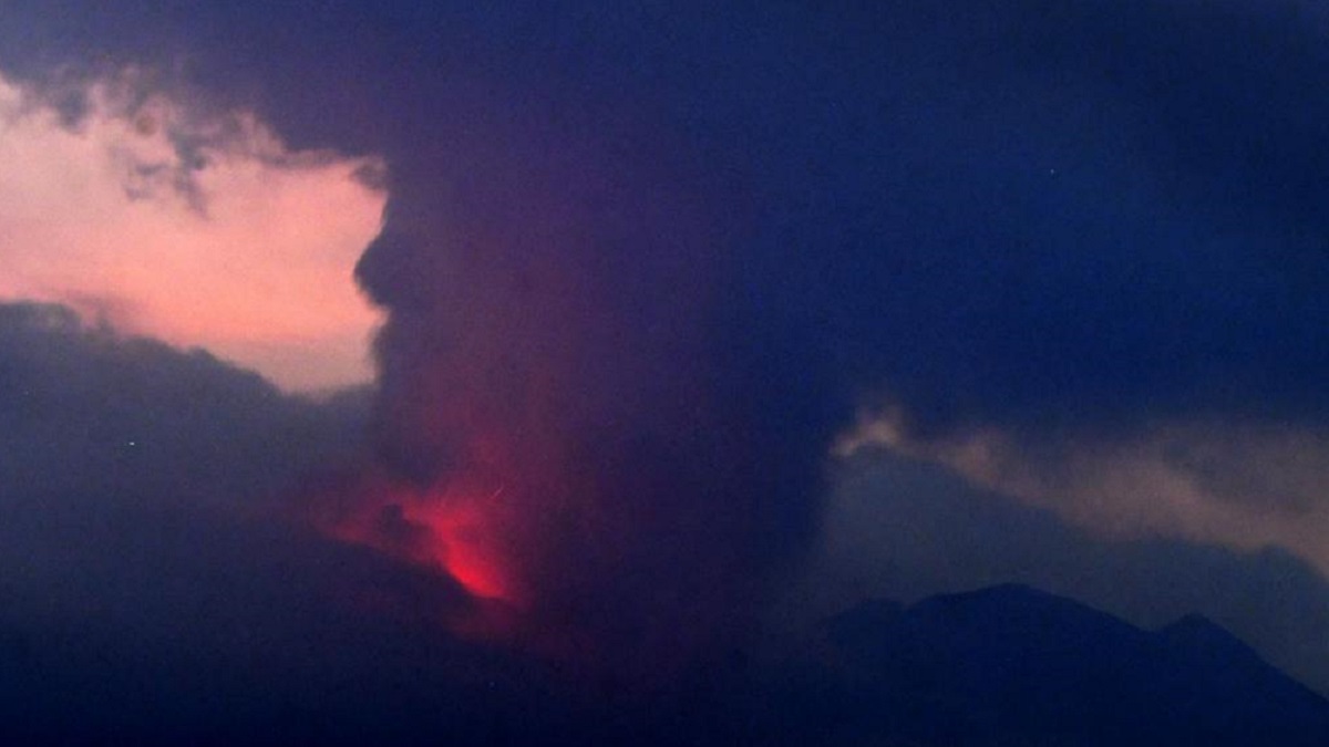 Volcantic Rocks Japan: Volcanic eruption in Sakurajima triggers evacuation, alert ...