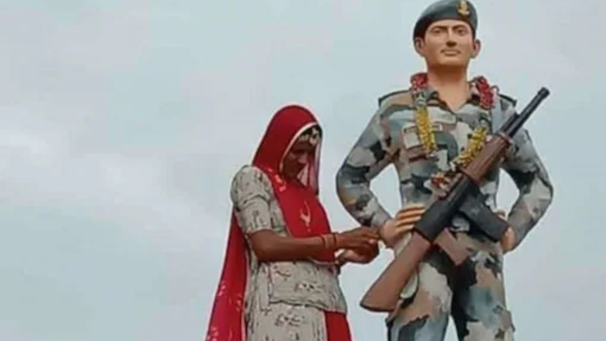 Raksha Bandhan 2022 Woman Ties Rakhi On Martyr Ganpat Ram Kadwasras