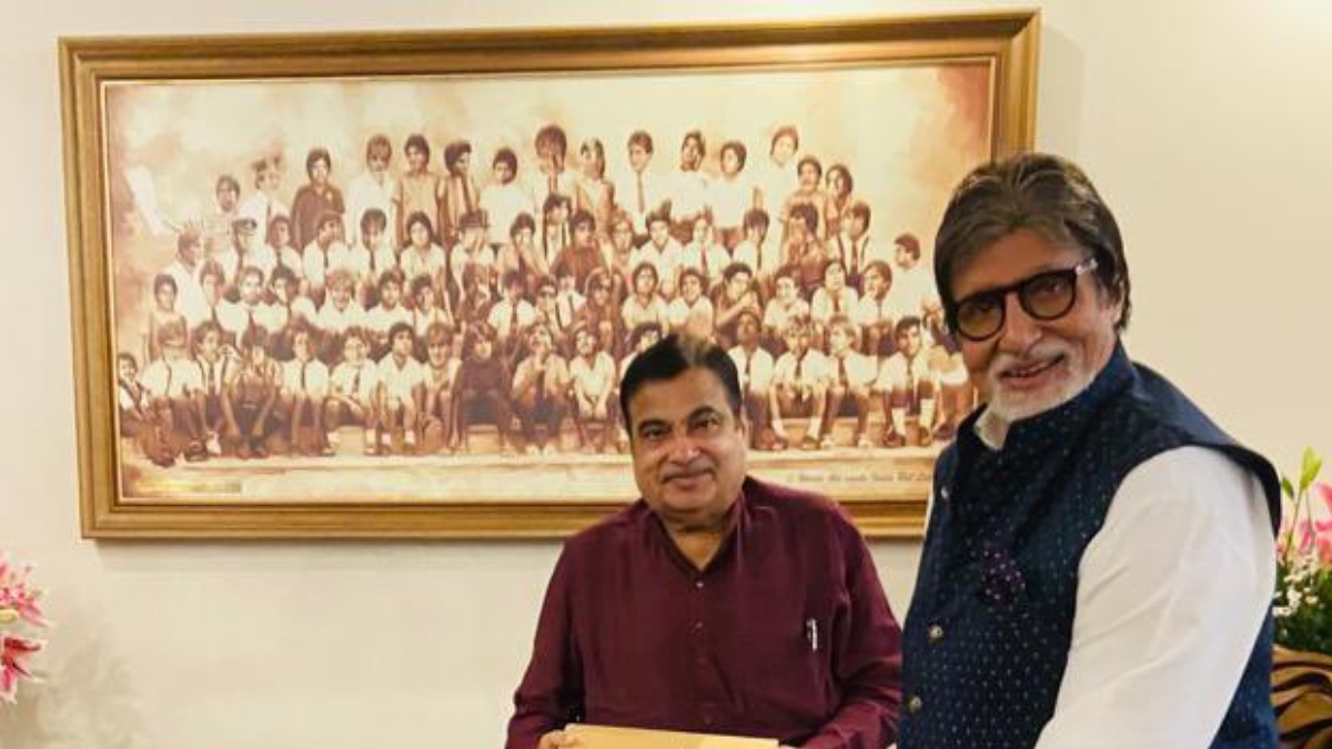 Amitabh Bachchan-Nitin Gadkari pose for picture BUT netizens spot something bizarre. Can you see it?