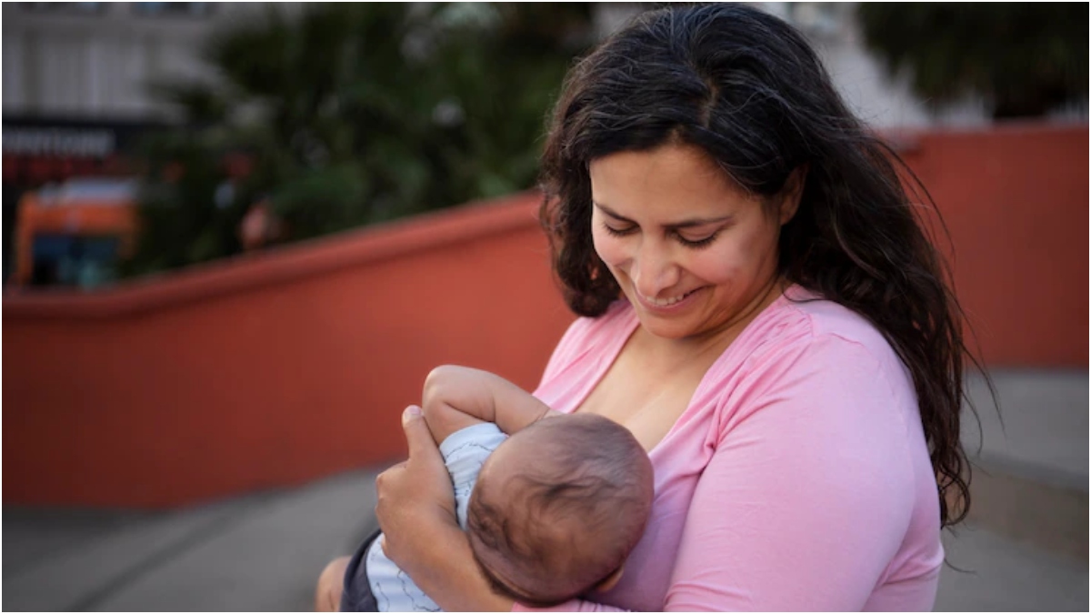 Breastfeeding vs Formula-feed: What new mothers should choose? Know benefits of both