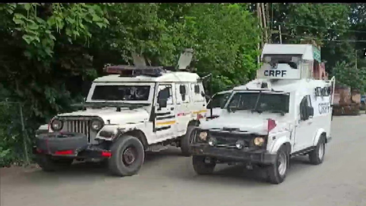 Jammu and Kashmir: Terrorists open fire at police, CRPF team; cop injured