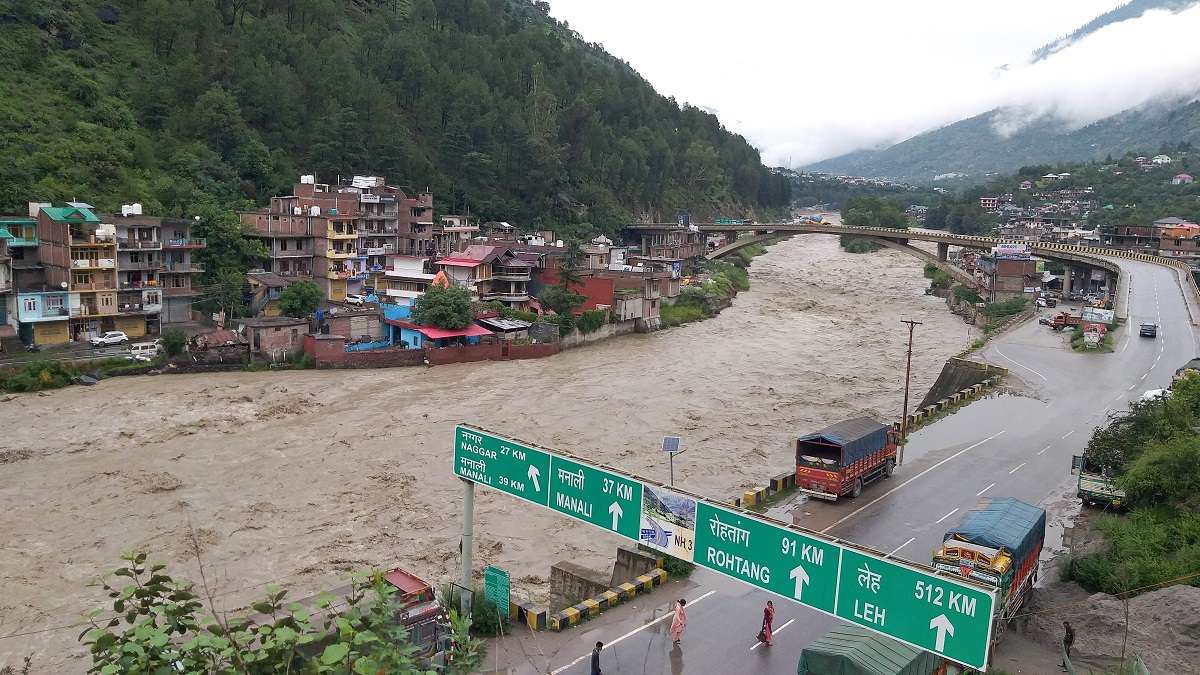 Himachal Pradesh Weather Update Flash Floods Batter Lahaul Spiti Over 150 People Stuck India Tv 