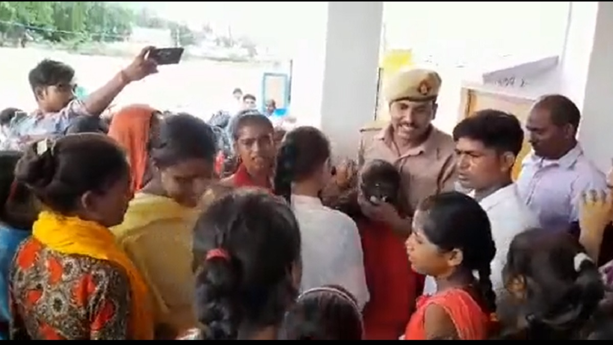 UP: Children bid emotional farewell to Unnao's 'policewala teacher' | Watch