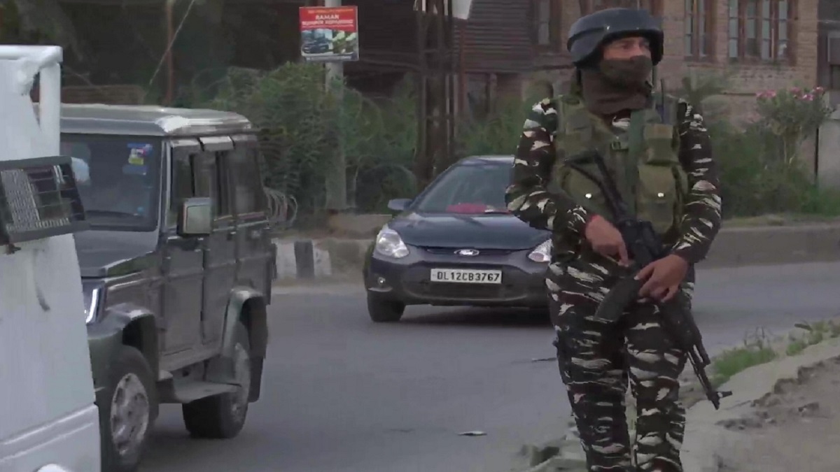 Srinagar grenade attack: One CRPF personnel injured, hunt on to nab terrorists