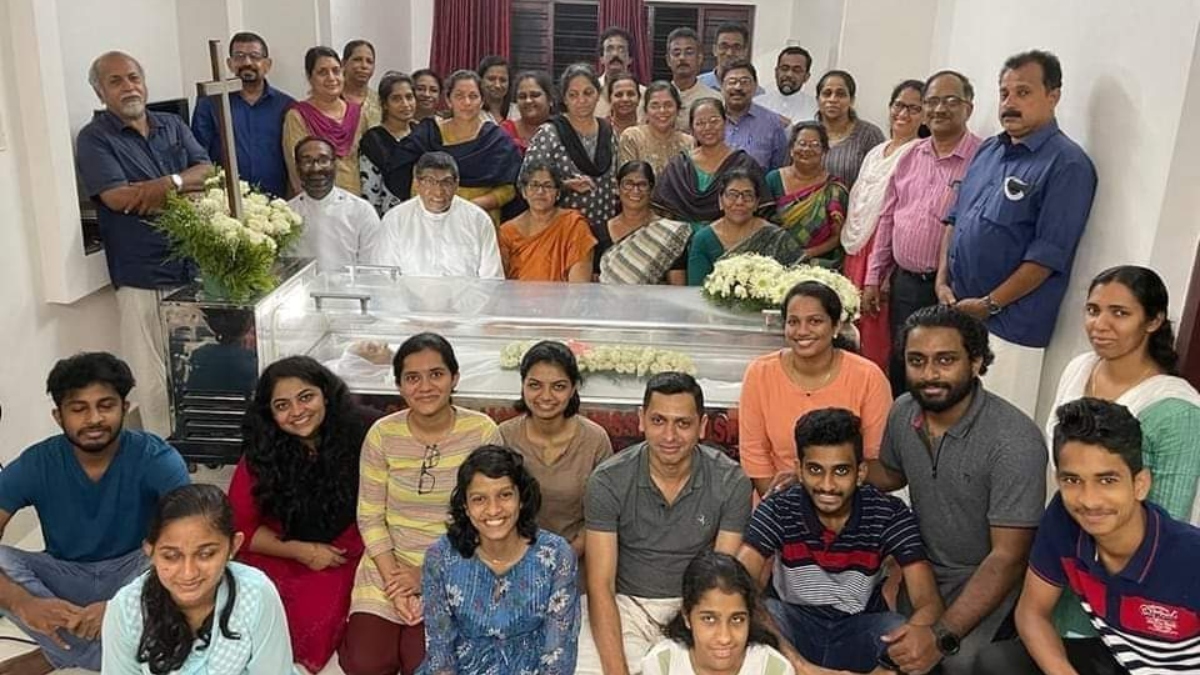 Viral pic of Kerala family 'smiling' at funeral invites netizens' wrath, here's what they have to say