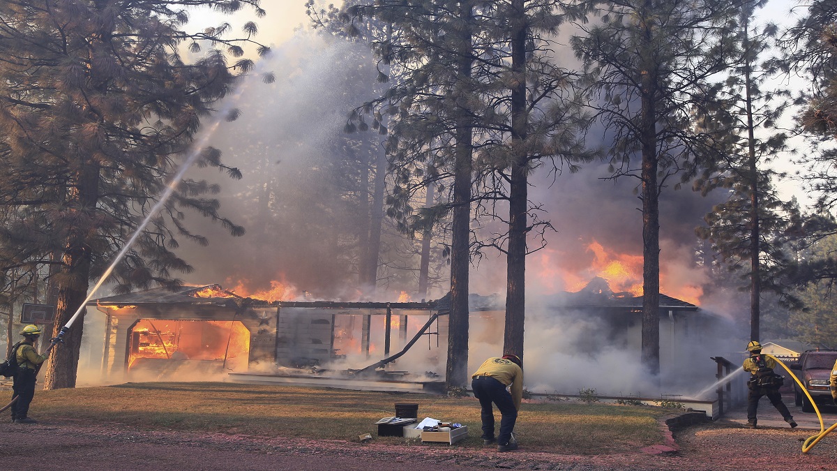 Thousands flee, several hurt as wildfire scorches California