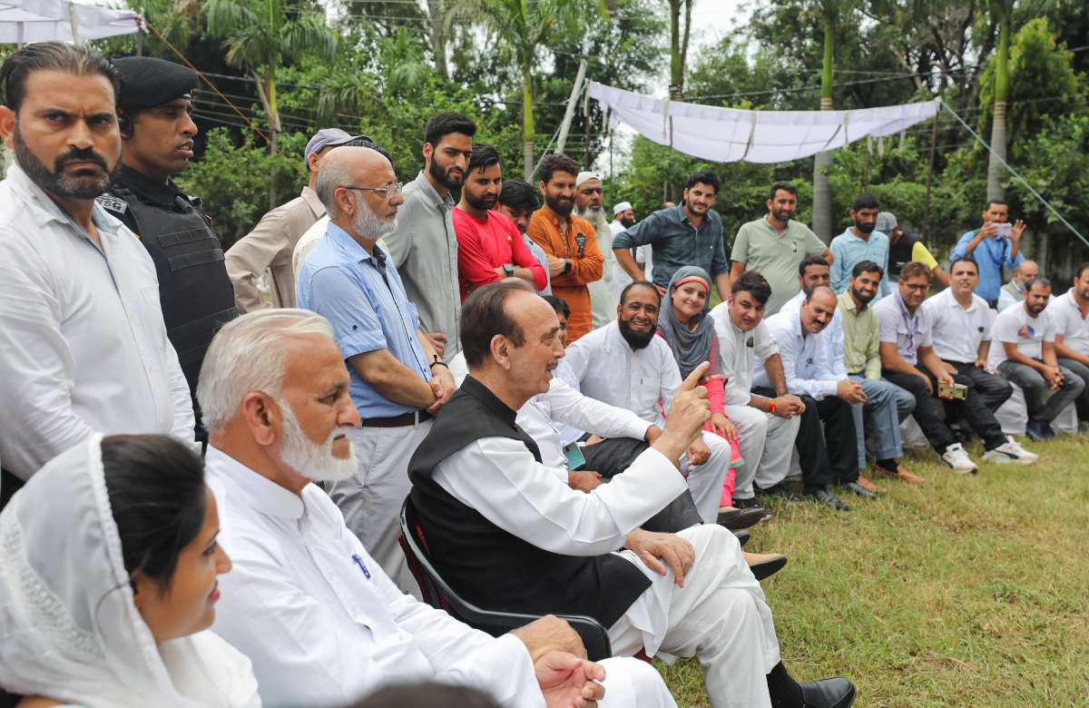 Jammu and Kashmir: Ghulam Nabi Azad starts meeting delegations ahead of finalizing name of his new party