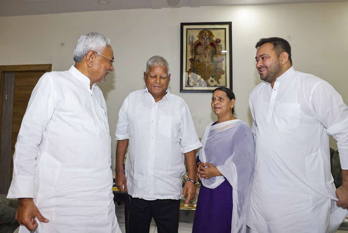 Nitish Kumar meets RJD chief Lalu Yadav at latter's residence in Bihar