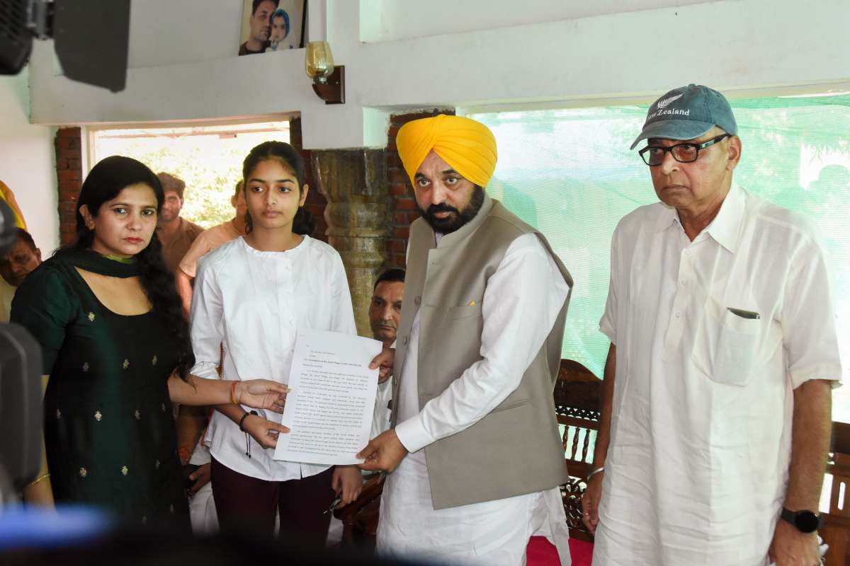 Kejriwal meets family of Sonali Phogat in Hisar