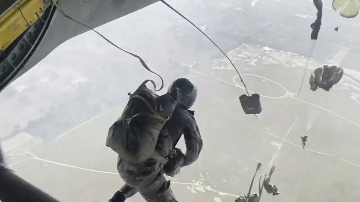 President's bodyguards perform skydiving show on regiment 250th anniversary