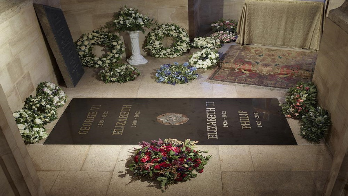 Palace reveals ledger stone at queen’s final resting place