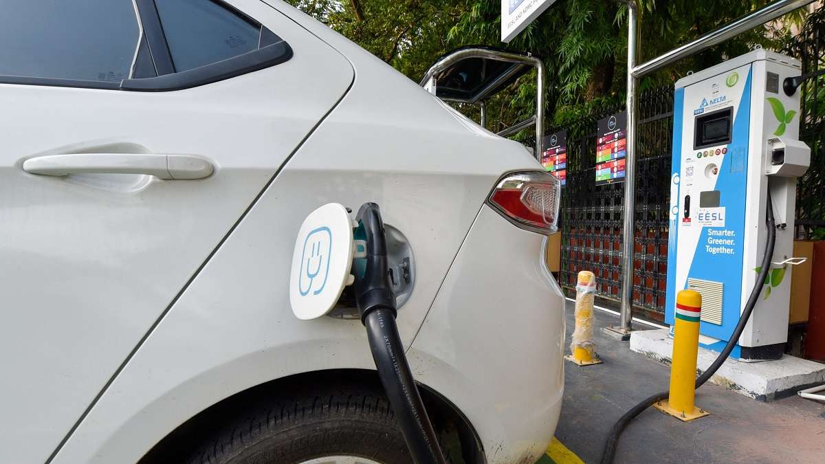 Delhi govt planning to install over 5,000 roadside EV charging points in next 3 years