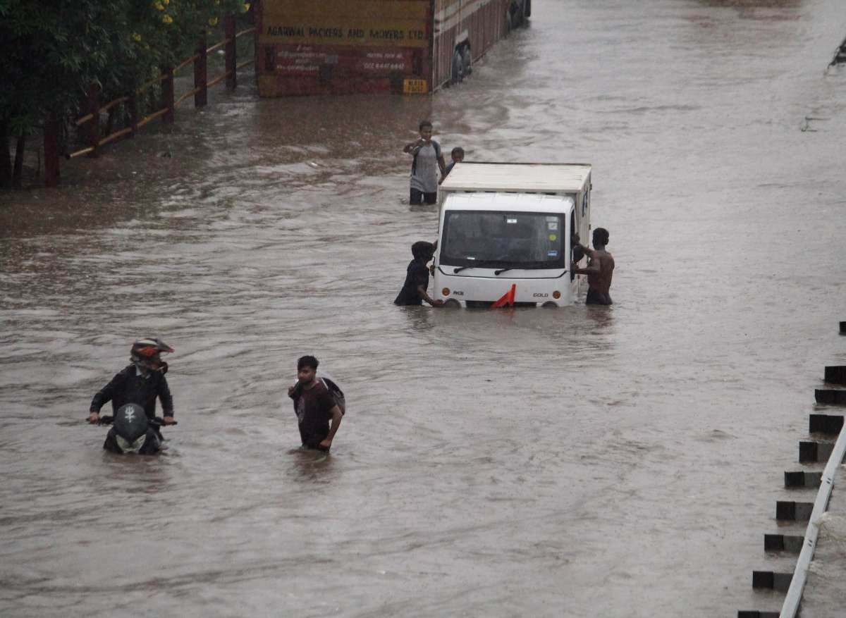 Tamil Nadu: Rain lashes parts of Tiruvallur city, Chennai, schools ...