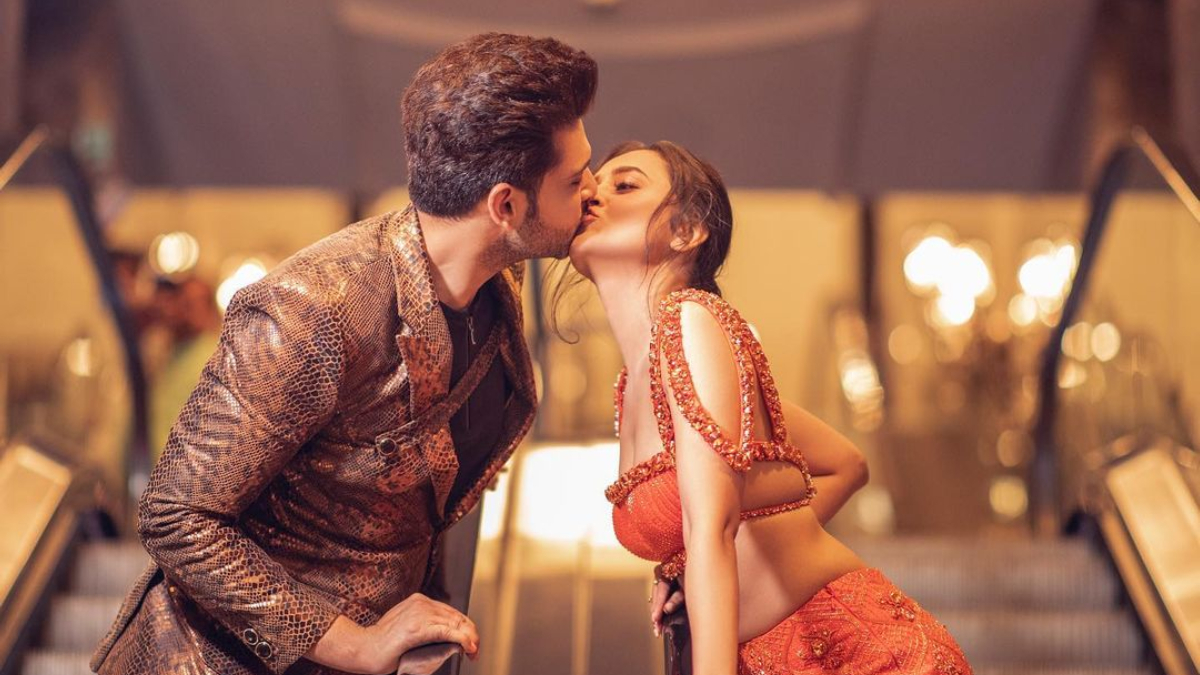 vehículo Deshacer Suave After Karan Kundrra-Tejasswi Prakash's kissing video went viral, actor  posts 'moment that broke the Internet' | Celebrities News – India TV