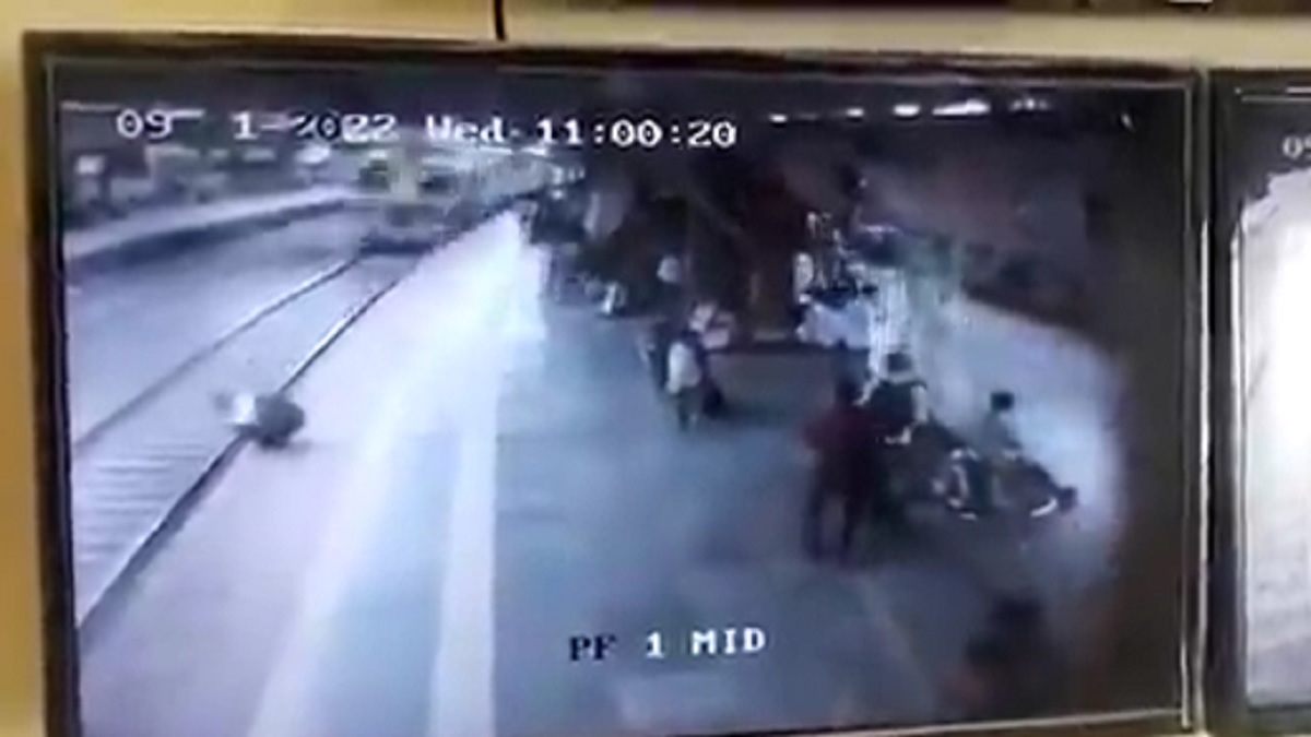 Mumbai horrific video man meets traumatic death Mumbra railway station ...