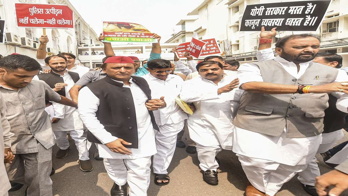 Samajwadi party MLAs and Akhilesh Yadav meet UP Governor over Azam Khan being harassed