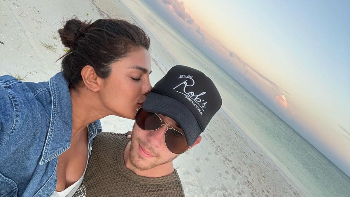 Priyanka Chopra and Nick Jonas' selfie gives a glimpse of their shopping spree