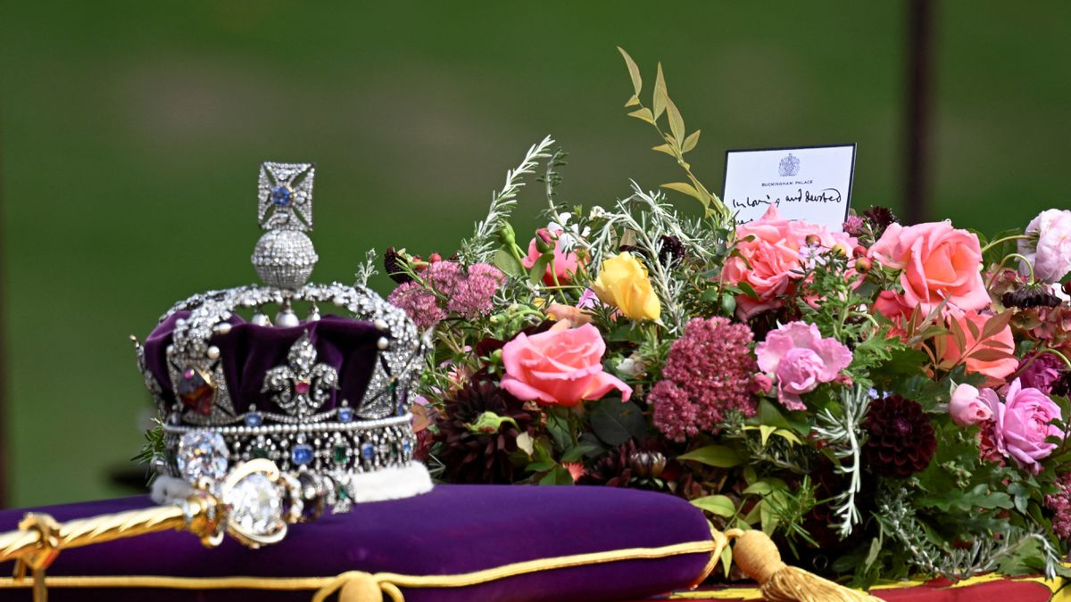 King Charles III's handwritten note on Queen Elizabeth's coffin added personal touch to funeral | PIC