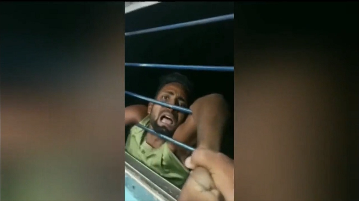 Bihar: Robber caught red-handed by passengers on moving train | WATCH |  India News – India TV