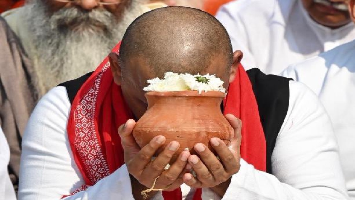 Akhilesh Yadav performs father Mulayam Singh's Asthi Visarjan rituals in Haridwar